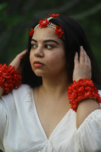 Load image into Gallery viewer, Rajasthani Matha Patti &amp; Floral Bangles
